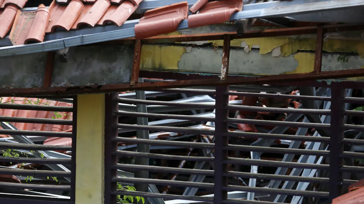 Kondisi atap sekolah yang ambruk menimpa ruang kelas di SDN 09 Kebayoran Lama Selatan, Jakarta, Selasa (21/7/2026).