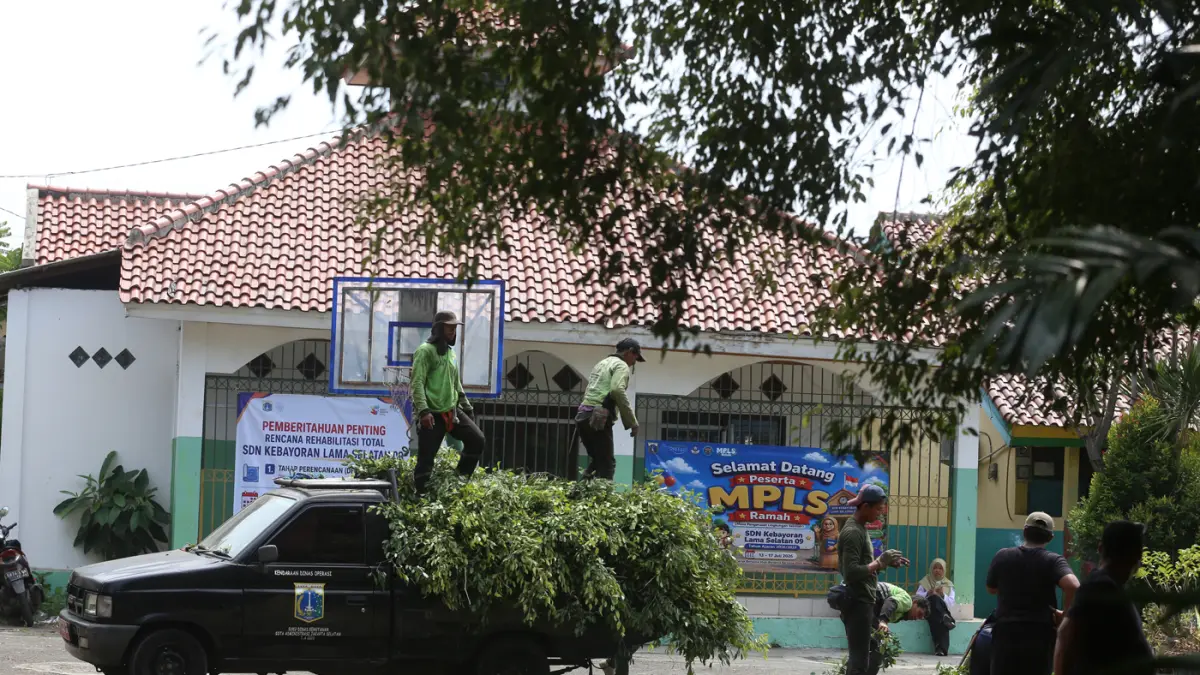 Kondisi atap sekolah yang ambruk menimpa ruang kelas di SDN 09 Kebayoran Lama Selatan, Jakarta, Selasa (21/7/2026).