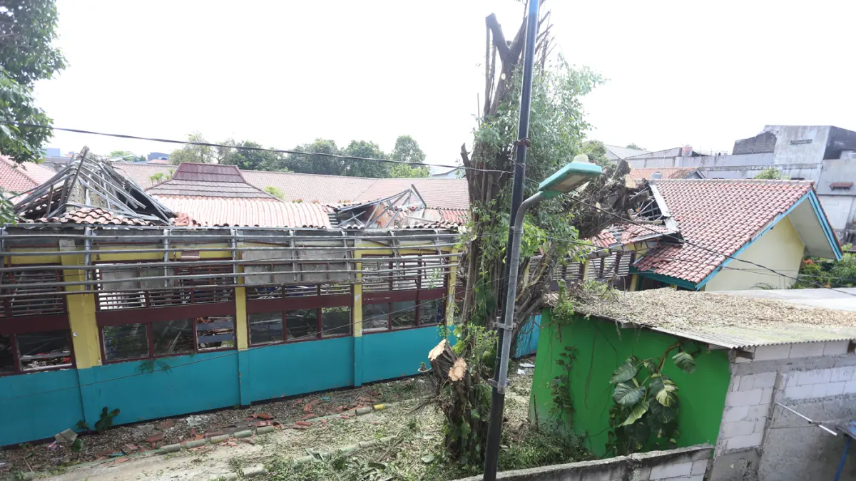 Kondisi atap sekolah yang ambruk menimpa ruang kelas di SDN 09 Kebayoran Lama Selatan, Jakarta, Selasa (21/7/2026).