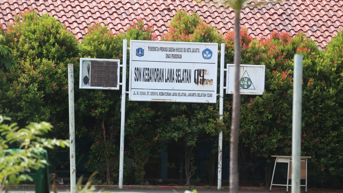 Kondisi atap sekolah yang ambruk menimpa ruang kelas di SDN 09 Kebayoran Lama Selatan, Jakarta, Selasa (21/7/2026).