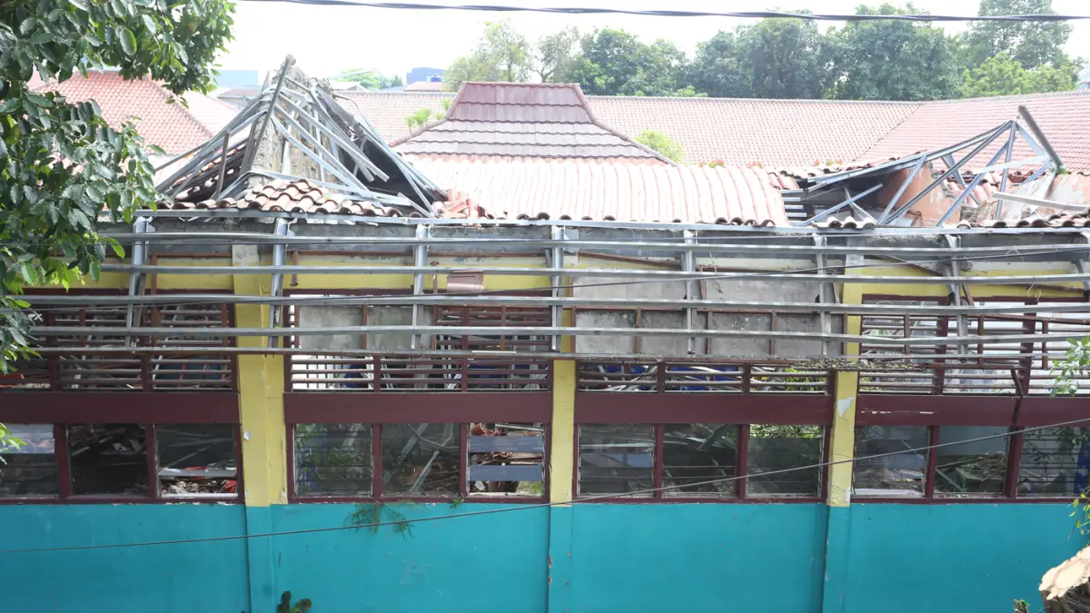 Kondisi atap sekolah yang ambruk menimpa ruang kelas di SDN 09 Kebayoran Lama Selatan, Jakarta, Selasa (21/7/2026).
