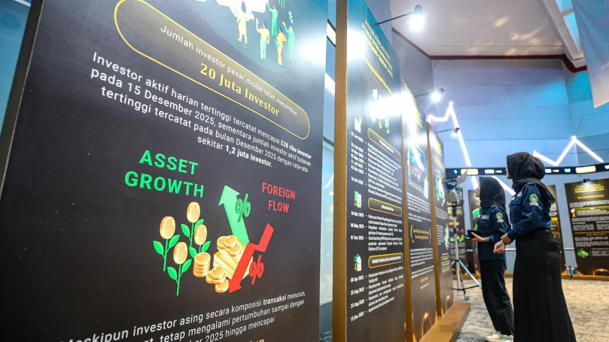 Mahasiswa berada di dekat layar pergerakan Indeks Harga Saham Gabungan (IHSG) di gedung Bursa Efek Indonesia, Jakarta, Rabu (22/7/2026). (Salman Toyibi/Jawa Pos)