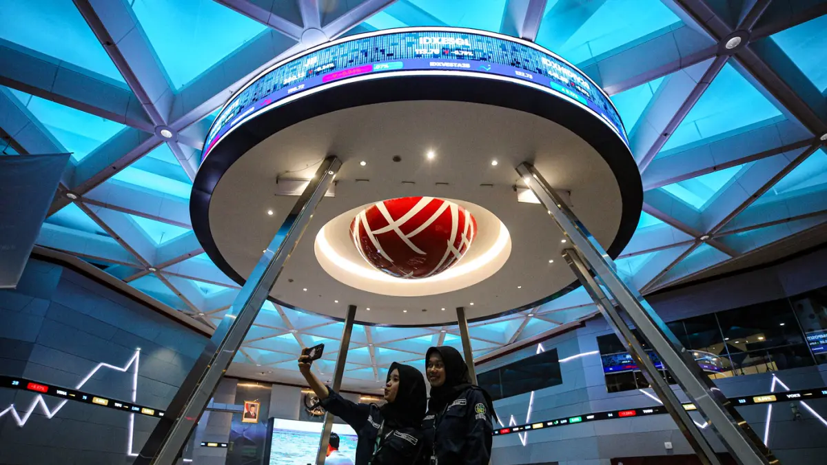 Mahasiswa berada di dekat layar pergerakan Indeks Harga Saham Gabungan (IHSG) di gedung Bursa Efek Indonesia, Jakarta, Rabu (22/7/2026). (Salman Toyibi/Jawa Pos)