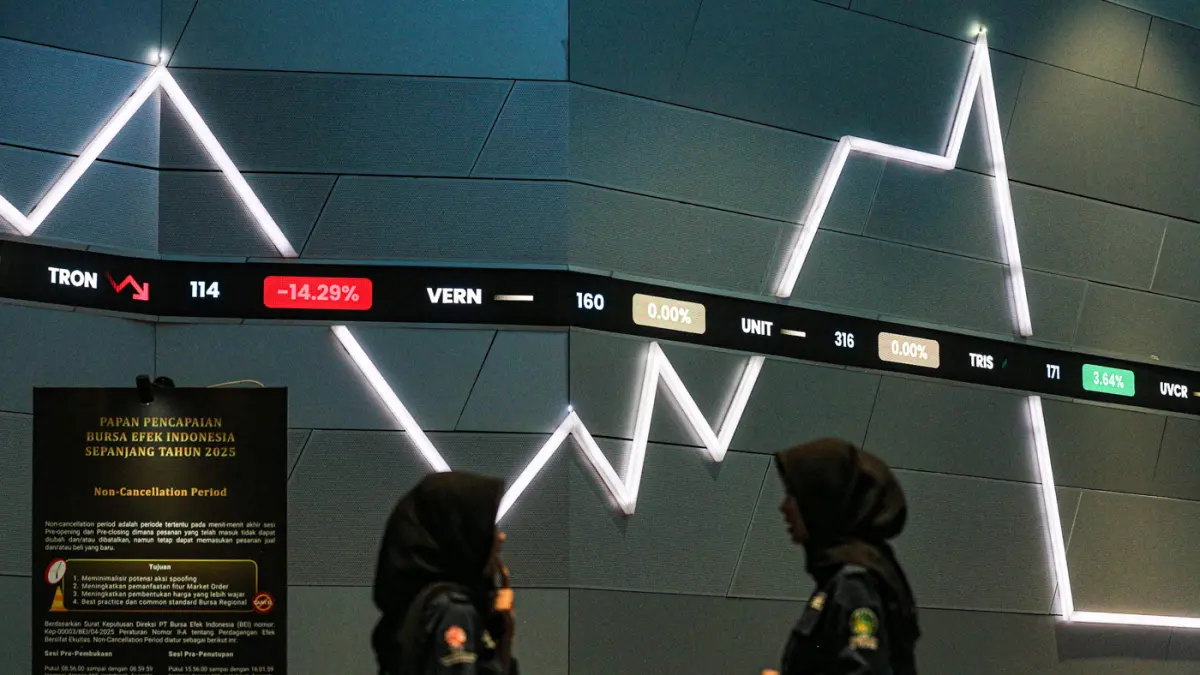 Mahasiswa berada di dekat layar pergerakan Indeks Harga Saham Gabungan (IHSG) di gedung Bursa Efek Indonesia, Jakarta, Rabu (22/7/2026). (Salman Toyibi/Jawa Pos)