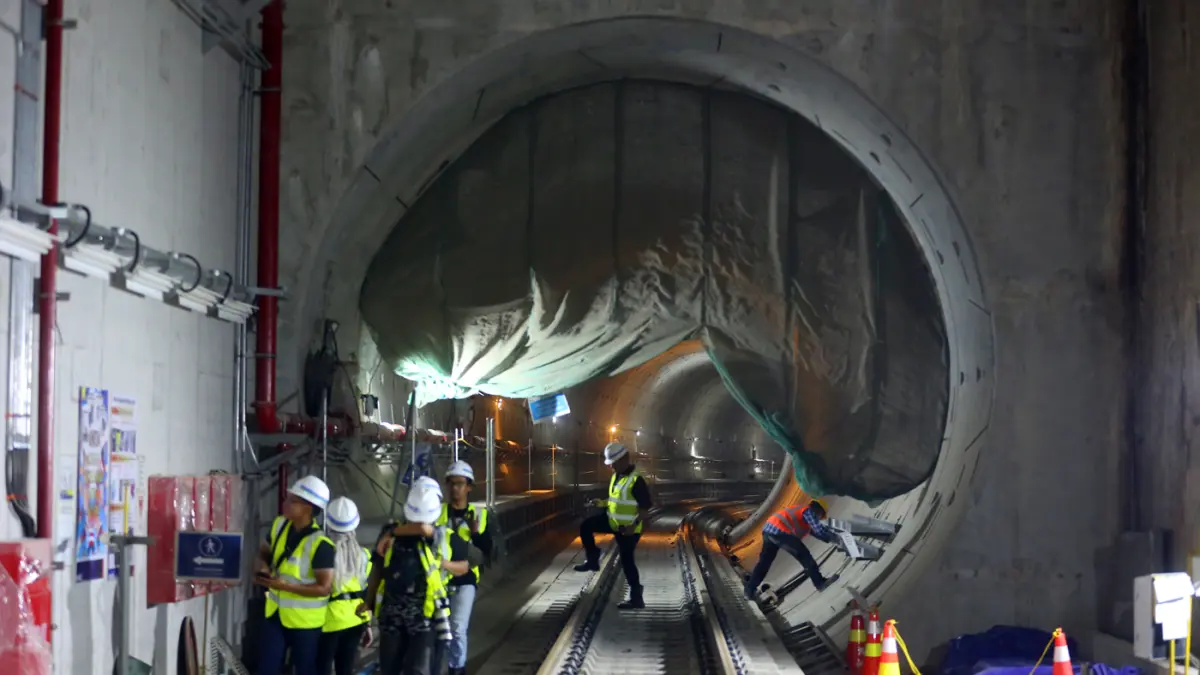 Pekerja melakukan uji coba perlintasan jalur kereta MRT Fase 2A CP 201 di kawasan Gambir, Jakarta, Rabu (22/7/2026). (Dery Ridwasah/ JawaPos.com)