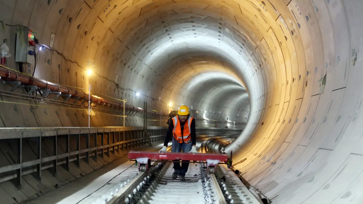 Pekerja melakukan uji coba perlintasan jalur kereta MRT Fase 2A CP 201 di kawasan Gambir, Jakarta, Rabu (22/7/2026). (Dery Ridwasah/ JawaPos.com)