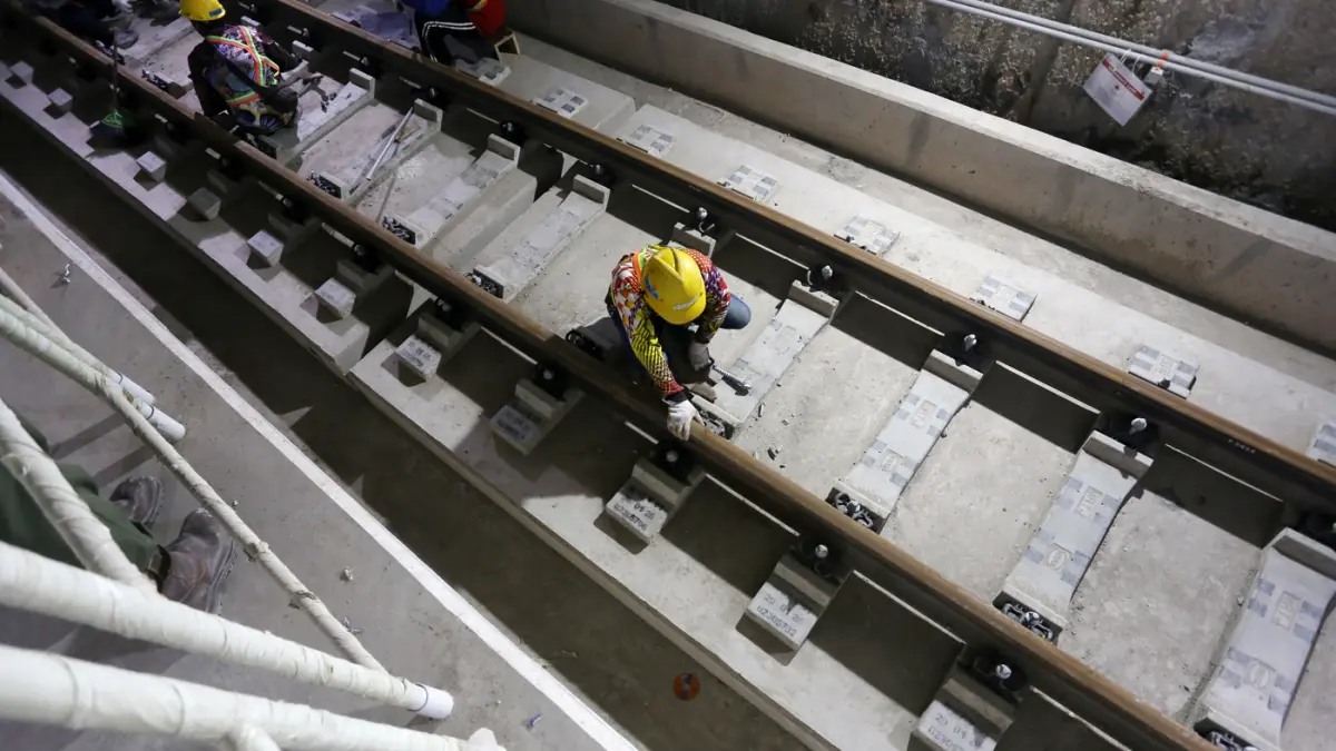 Pekerja melakukan uji coba perlintasan jalur kereta MRT Fase 2A CP 201 di kawasan Gambir, Jakarta, Rabu (22/7/2026). (Dery Ridwasah/ JawaPos.com)