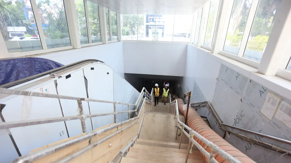 Pekerja menyelesaikan pengerjaan Stasiun MRT Monas di Jakarta, Rabu (22/7/2026). (Dery Ridwasah/ JawaPos.com)