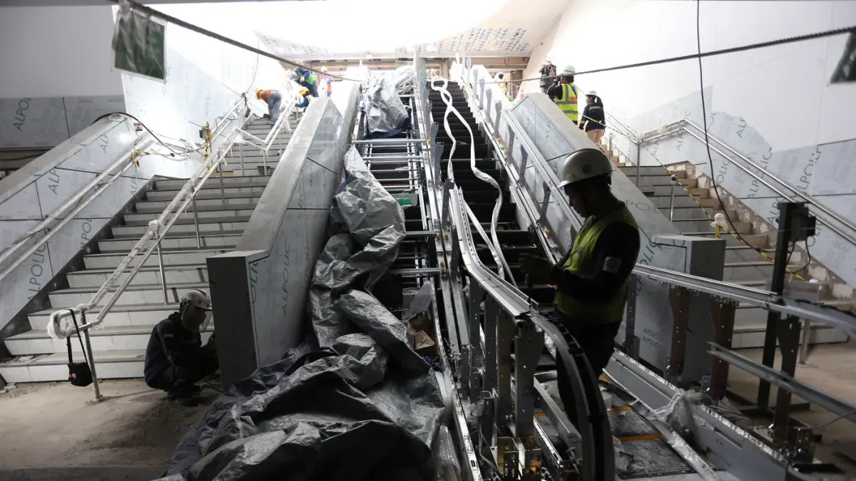 Pekerja menyelesaikan pengerjaan Stasiun MRT Monas di Jakarta, Rabu (22/7/2026). (Dery Ridwasah/ JawaPos.com)
