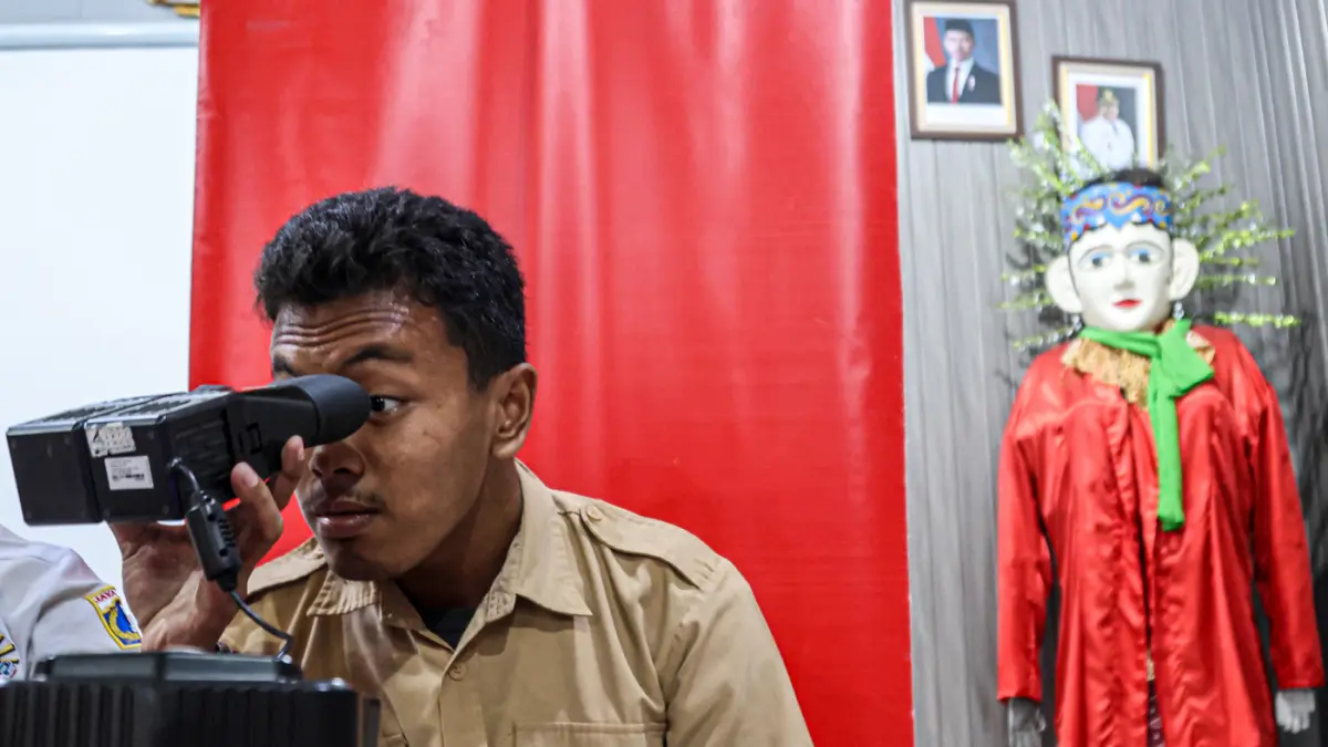 Petugas Dukcapil Jakarta Selatan melakukan perekaman KTP Elektronik di SMAN 90 Jakata, Rabu (22/07/2026). (Hanung Hambara/Jawa Pos)