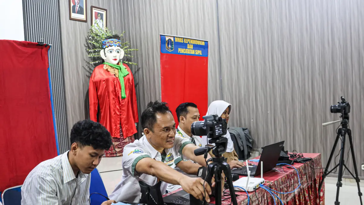 Petugas Dukcapil Jakarta Selatan melakukan perekaman KTP Elektronik di SMAN 90 Jakata, Rabu (22/07/2026). (Hanung Hambara/Jawa Pos)