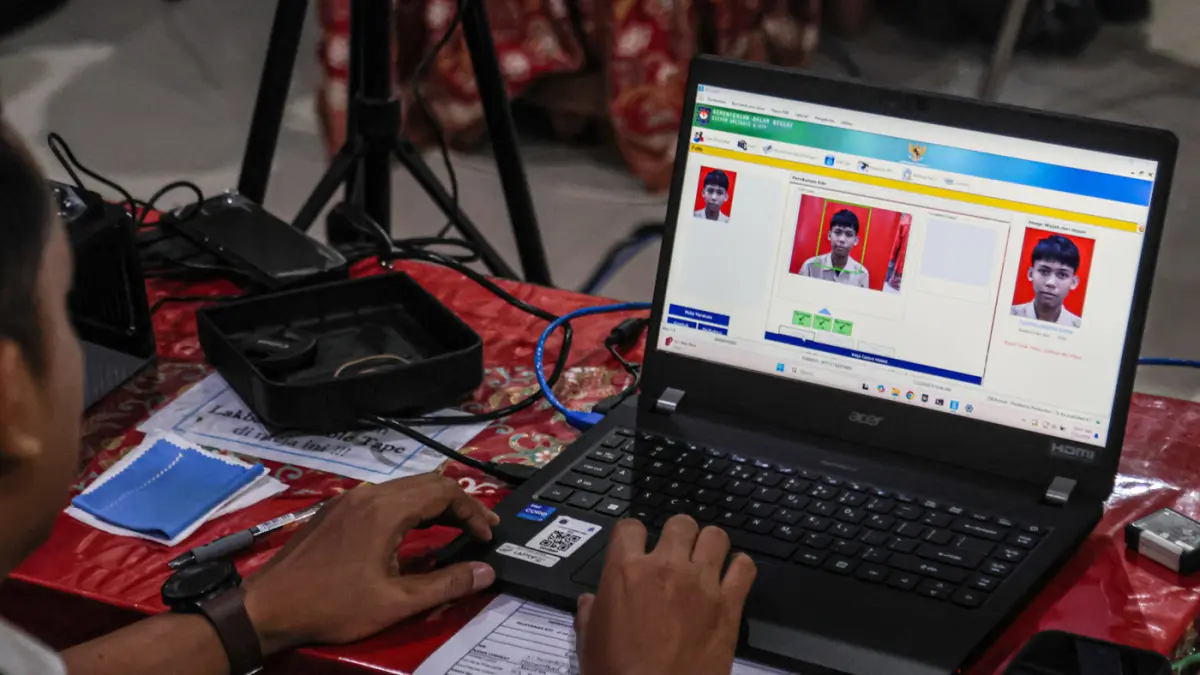 Petugas Dukcapil Jakarta Selatan melakukan perekaman KTP Elektronik di SMAN 90 Jakata, Rabu (22/07/2026). (Hanung Hambara/Jawa Pos)