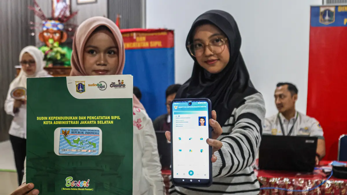 Petugas Dukcapil Jakarta Selatan melakukan perekaman KTP Elektronik di SMAN 90 Jakata, Rabu (22/07/2026). (Hanung Hambara/Jawa Pos)