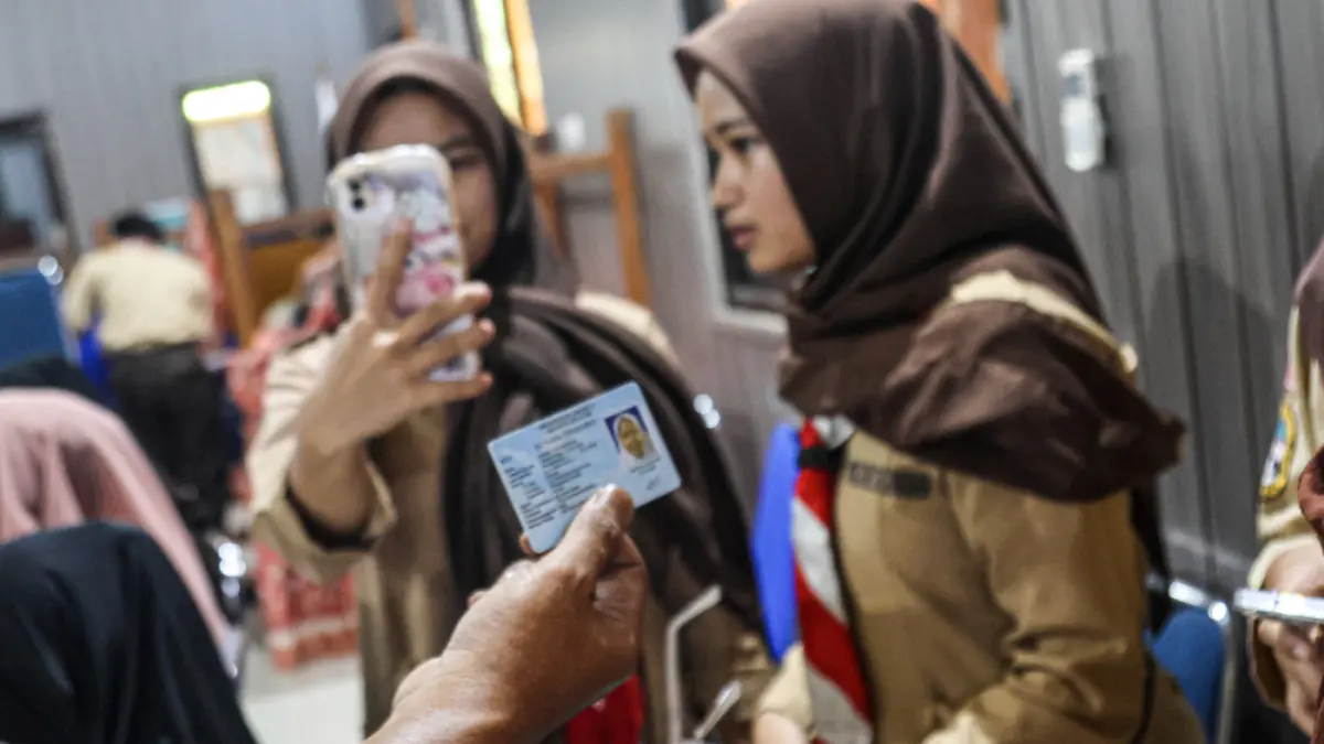 Petugas Dukcapil Jakarta Selatan melakukan perekaman KTP Elektronik di SMAN 90 Jakata, Rabu (22/07/2026). (Hanung Hambara/Jawa Pos)
