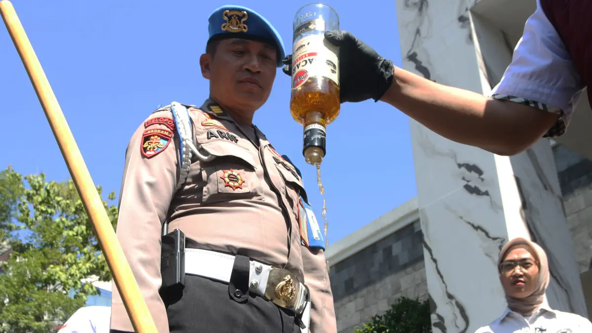 Petugas gabungan membuang minuman beralkohol ilegal saat rilis pemusnahan barang bukti narkotika dan minuman keras (miras) ilegal di Mapolda Jawa Tengah, Semarang, Jawa Tengah, Rabu (22/7/2026).
