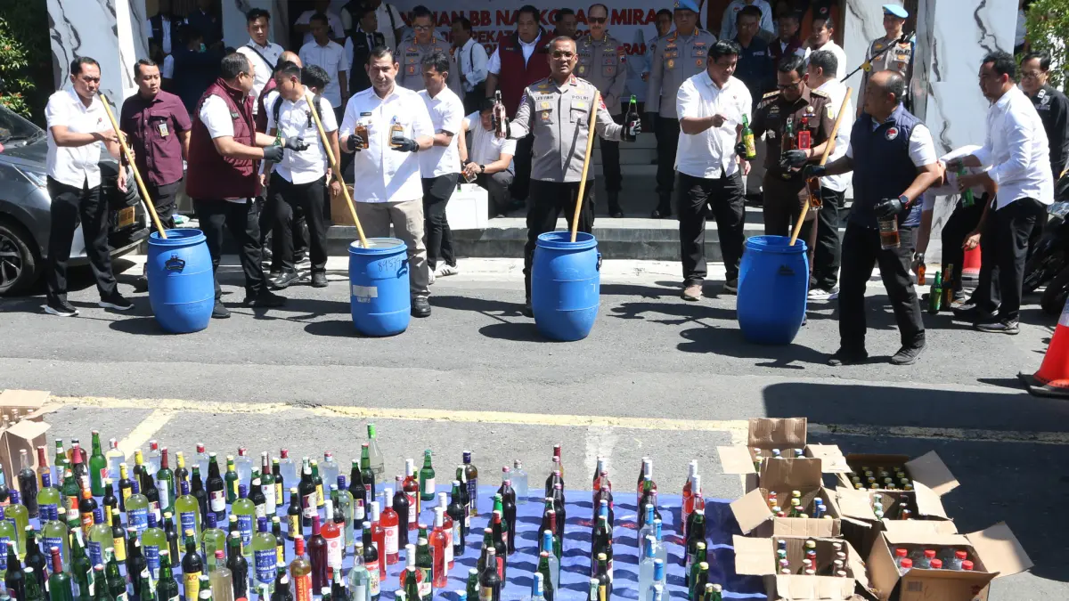 Petugas gabungan membuang minuman beralkohol ilegal saat rilis pemusnahan barang bukti narkotika dan minuman keras (miras) ilegal di Mapolda Jawa Tengah, Semarang, Jawa Tengah, Rabu (22/7/2026)