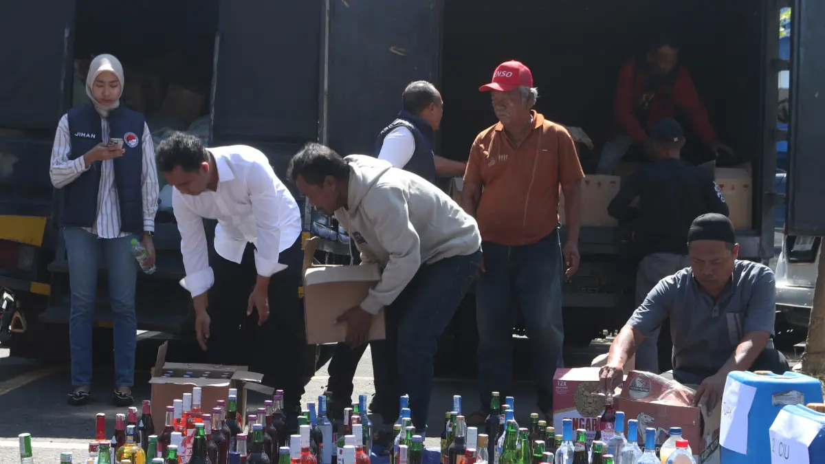 Petugas Kepolisian menata barang bukti minuman beralkohol ilegal untuk dimusnahkan saat rilis pemusnahan barang bukti narkotika dan minuman keras (miras) ilegal di Mapolda Jawa Tengah, Semarang, Jawa Tengah, Rabu (22/7/2026).