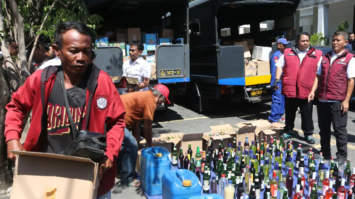 Petugas Kepolisian menata barang bukti minuman beralkohol ilegal untuk dimusnahkan saat rilis pemusnahan barang bukti narkotika dan minuman keras (miras) ilegal di Mapolda Jawa Tengah, Semarang, Jawa Tengah, Rabu (22/7/2026).