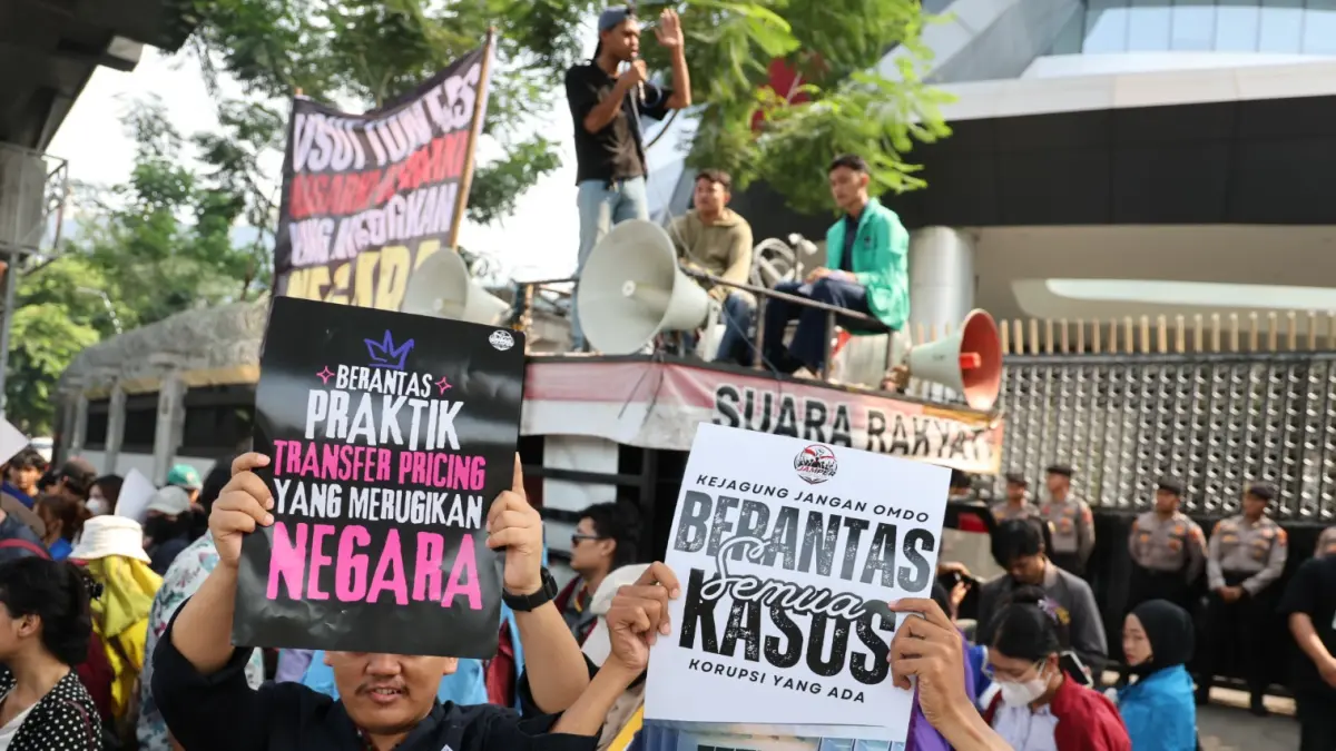 Puluhan massa aksi demonstrasi di depan Gedung Kejaksaan Agung (Kejagung) RI, Jakarta Selatan, Kamis (23/7/2027). Dalam aksinya mereka mendesak penuntasan kasus korupsi Petral dan perburuan tersangka Riza Chalid yang masih buron. (Dery Ridwansah/ JawaPos.
