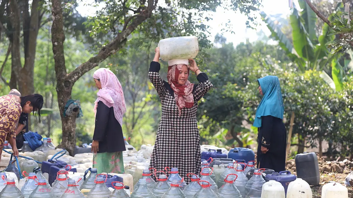 Puncak Kemarau, Warga Mojokerto Alami Krisis Air Bersih - Image