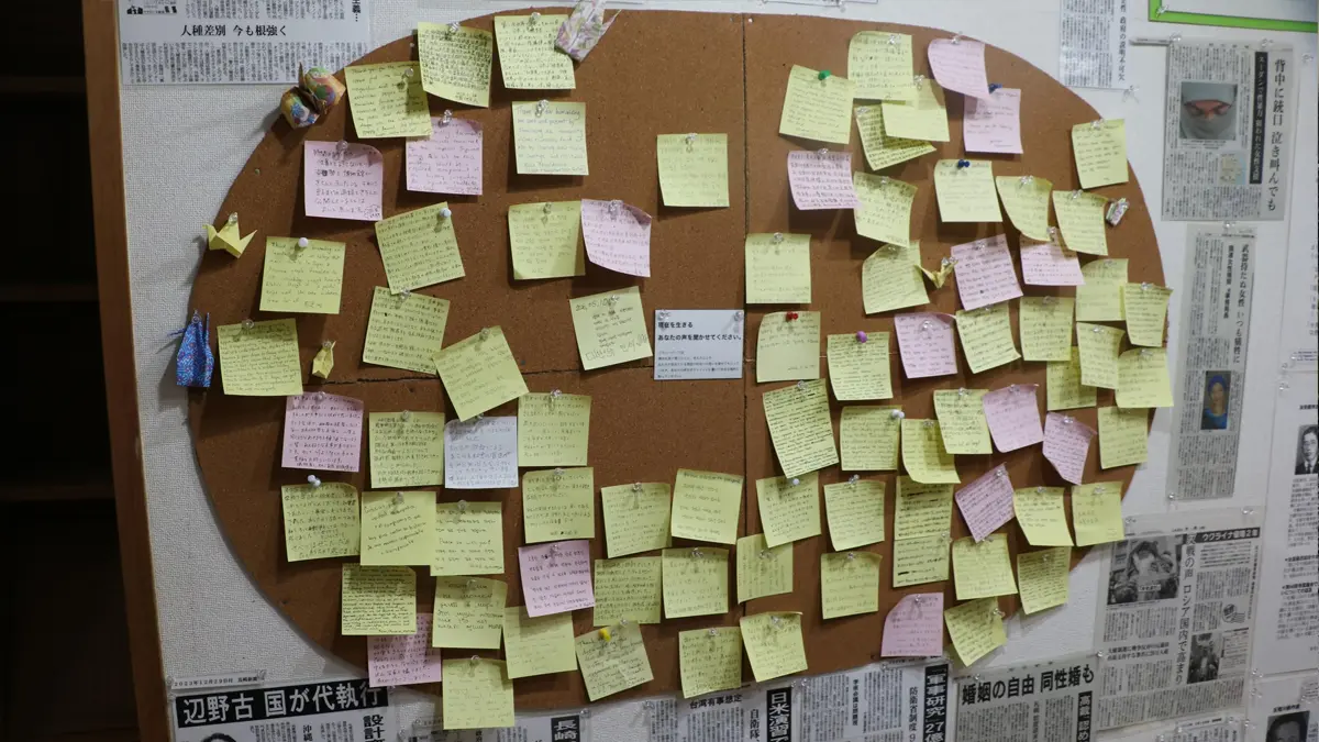 Foto yang diambil pada 27 Mei 2026 memperlihatkan papan yang dipenuhi catatan tempel (Post-it) berisi pesan dari para pengunjung Museum Hak Asasi Manusia dan Perdamaian Nagasaki di Kota Nagasaki, Jepang. (Kyodo)
