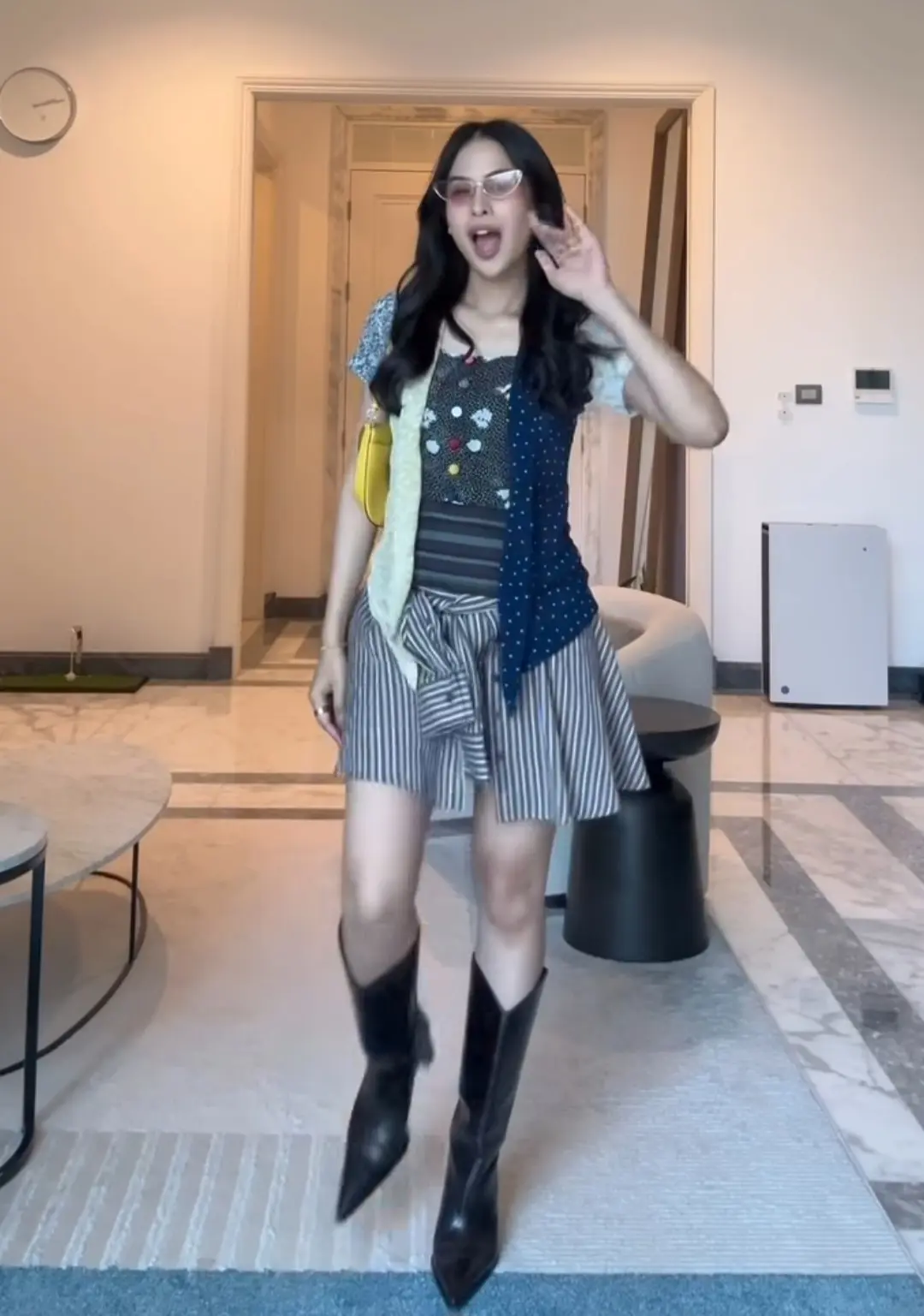 Maudy Ayunda merayakan Hari Kebaya Nasional dengan berkebaya versi dirinya. (Instagram Maudy Ayunda)