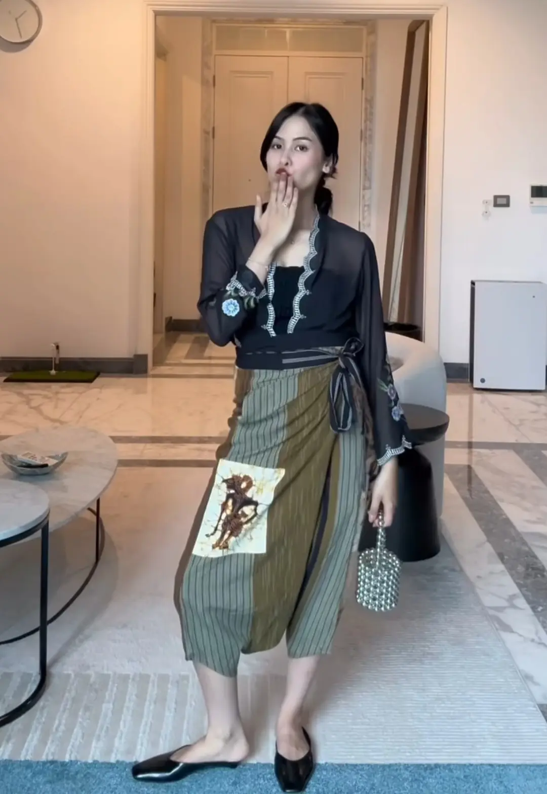Maudy Ayunda merayakan Hari Kebaya Nasional dengan berkebaya versi dirinya. (Instagram Maudy Ayunda)