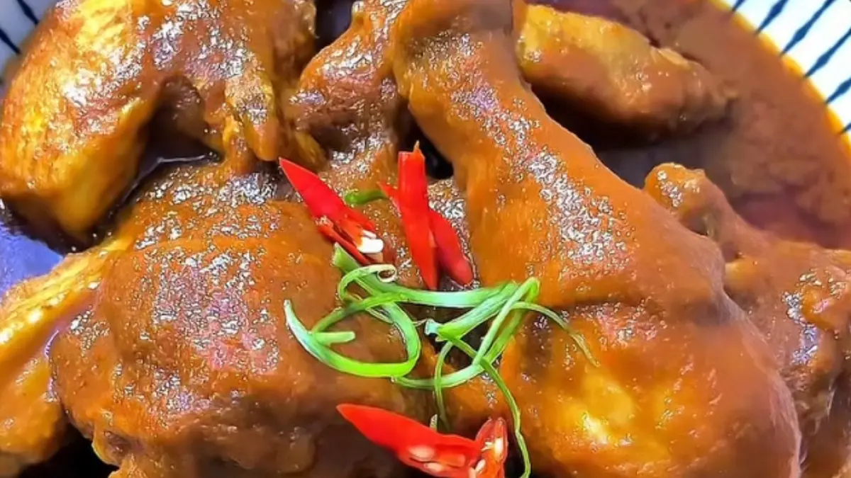 Potret ayam gongsi satset dengan bumbu gurih, manis, dan pedas yang meresap sempurna. (Sumber: instagram.com/@genikayu) - Image