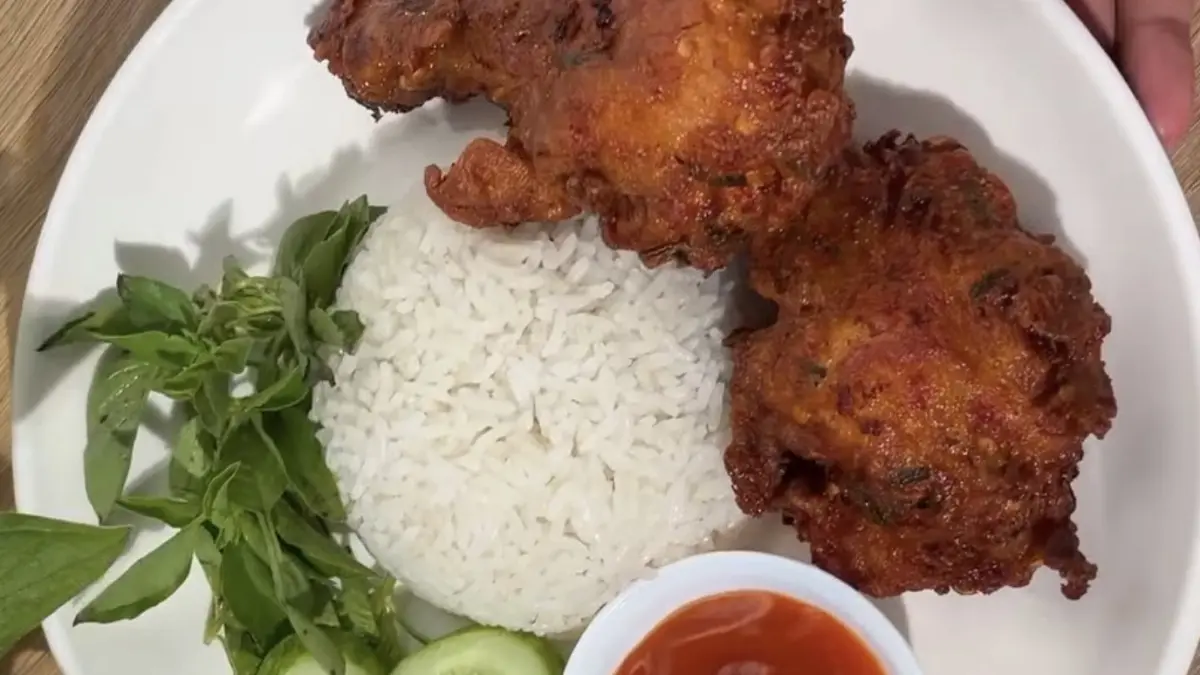 Potret ayam goreng terasi yang gurih, pedas, dan renyah dengan aroma terasi bakar. (Sumber: instagram.com/@sitalidah) - Image