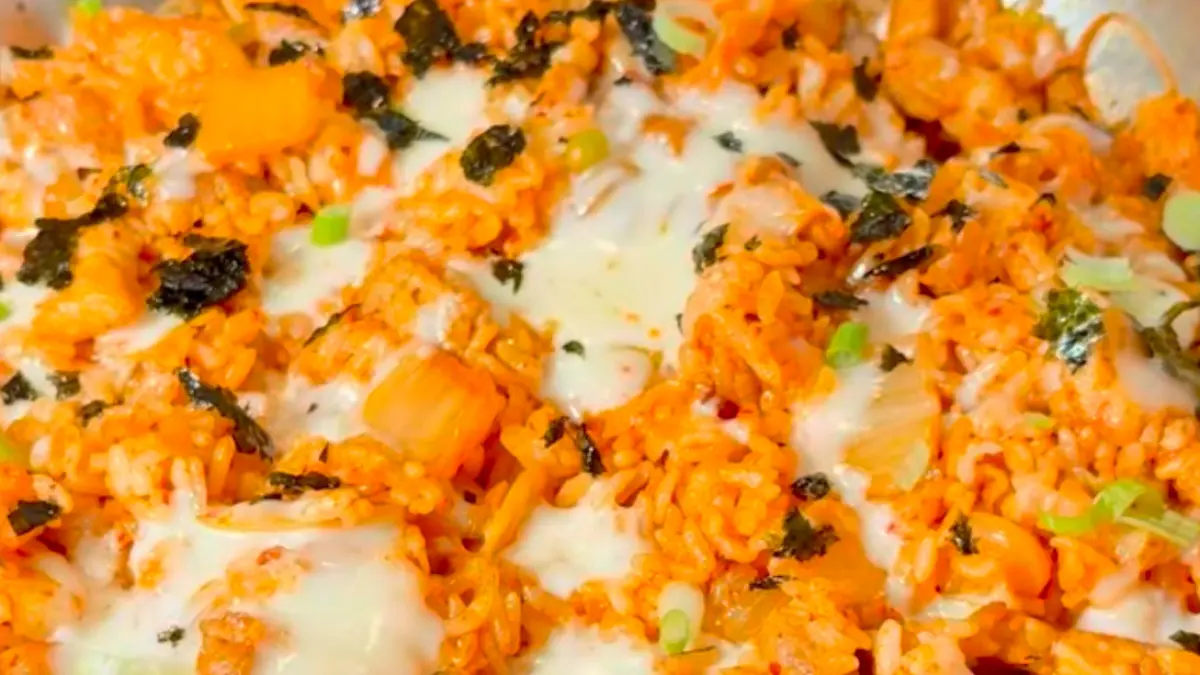 Potret cheesy kimchi fried rice dengan mozzarella lumer, kimchi pedas, dan pork belly. (Sumber: instagram.com/@shiso_baby) - Image