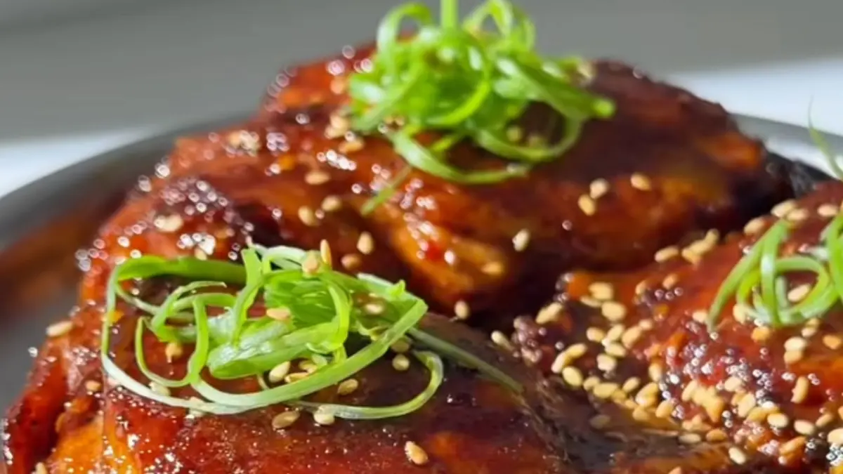 Potret honey garlic chicken oven dengan ayam juicy dan saus madu bawang putih. (Sumber: instagram.com/@mydarr) - Image