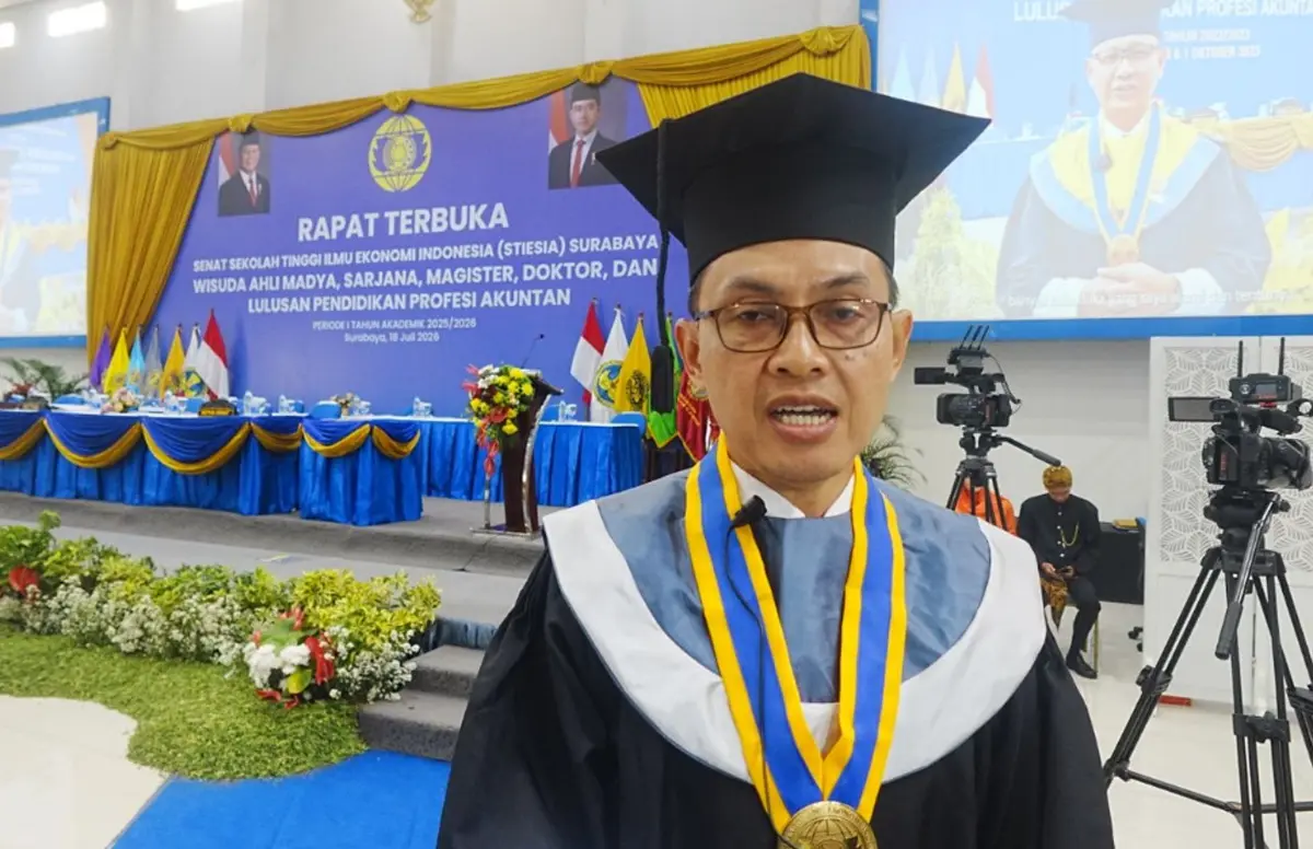 Wisudawan terbaik, Dr. I Gede Aryana Mahayasa mengaku perjalanan menyelesaikan studi doktor bukan proses yang mudah. (Moch. Rizky Pratama Putra/JawaPos.com)