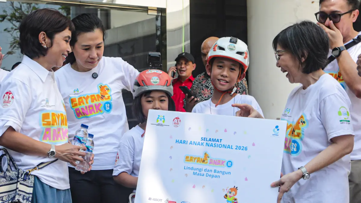 Poppy Kumala, Direktur Eksekutif APPNIA, bersama jajaran APPNIA, dan Veronica Tan, Wakil Menteri Pemberdayaan Perempuan dan Perlindungan Anak (PPPA), memberikan apresiasi kepada anak-anak peserta kegiatan pengibaran bendera dan spanduk Hari Anak Nasional,