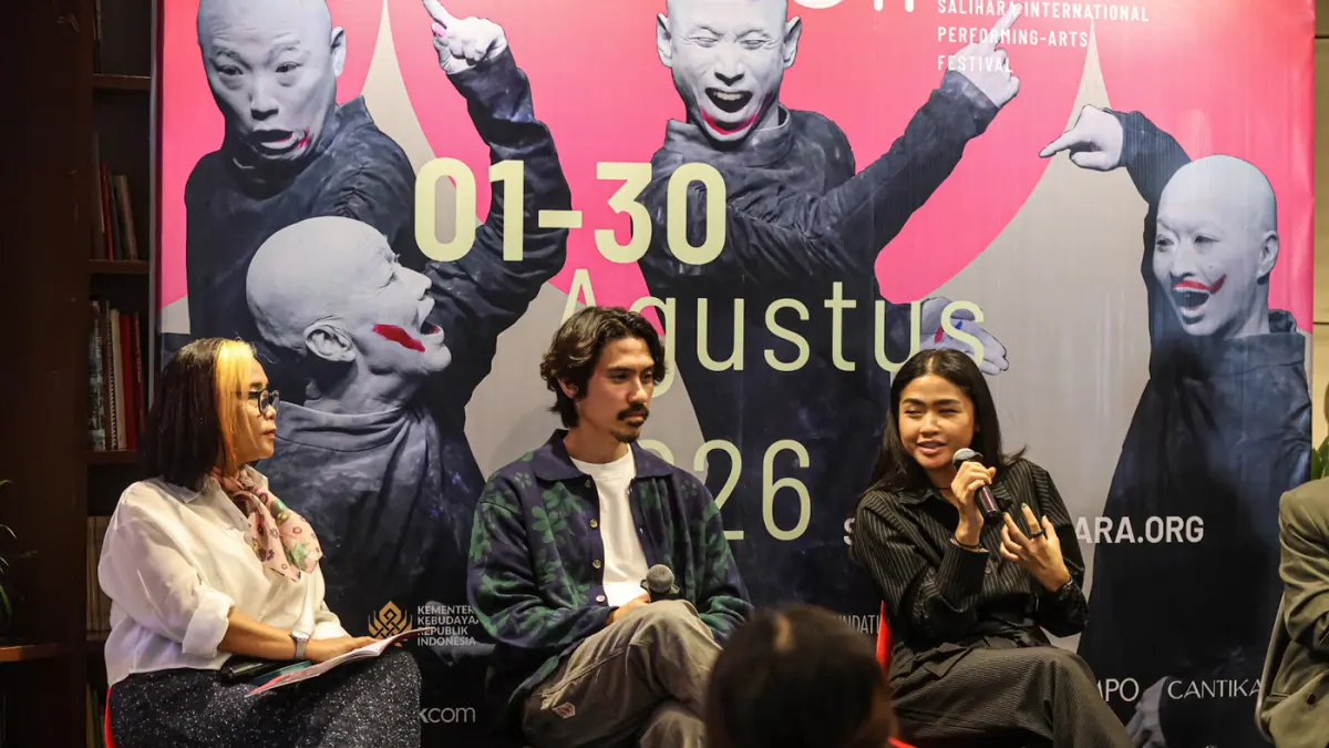 Dari kiri Direktur Program Komunitas Salihara Arts Center Ening Nurjanah, Sutradara Teater Iedil Dzuhrie Alaudin dan Aktor Runny Rudiyanti mengelar jumpa pers menjelang Salihara International Performing-Arts Festival (SIPFest) di Komunitas Salihara, Jakar