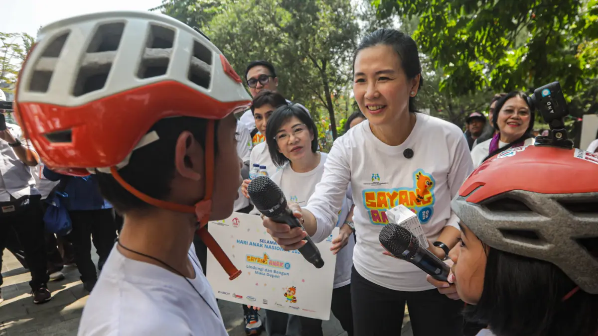 Poppy Kumala, Direktur Eksekutif APPNIA, bersama jajaran APPNIA, dan Veronica Tan, Wakil Menteri Pemberdayaan Perempuan dan Perlindungan Anak (PPPA), memberikan apresiasi kepada anak-anak peserta kegiatan pengibaran bendera dan spanduk Hari Anak Nasional,