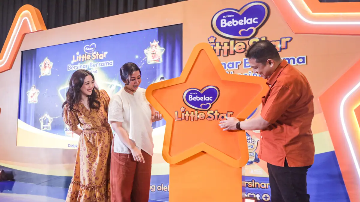 Marketing Manager Bebelac Ceasyalya Tahara (tengah) bersama Sosok Inspiratif Bebelac Little Star 2026 Sherina (kiri) dan General Manager Marketing Alfamart Yosia Andika Pakiding (kanan) saat acara Bebelac Little Star 2026 di Jakarta, Jumat (24/7/2026). (S
