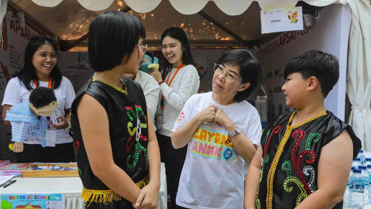 Direktur Eksekutif APPNIA, Poppy Kumala, berinteraksi dengan anak-anak di sela penyelenggaraan Festival Budaya Anak dalam rangka Hari Anak Nasional 2026 di Universitas Indonesia, Depok, Kamis (30/7). (Salman Toyibi/Jawa Pos)