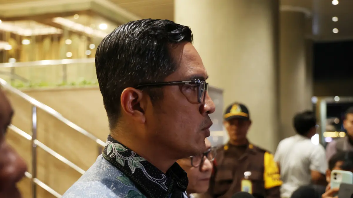 Kuasa hukum mantan Jampidsus Febrie Adriansyah, Febri Diansyah memberikan keterangan pers di Gedung Utama Kejaksaan Agung, Jakarta, Jumat (24/7/2026). (Dery Ridwansah/ JawaPos.com)