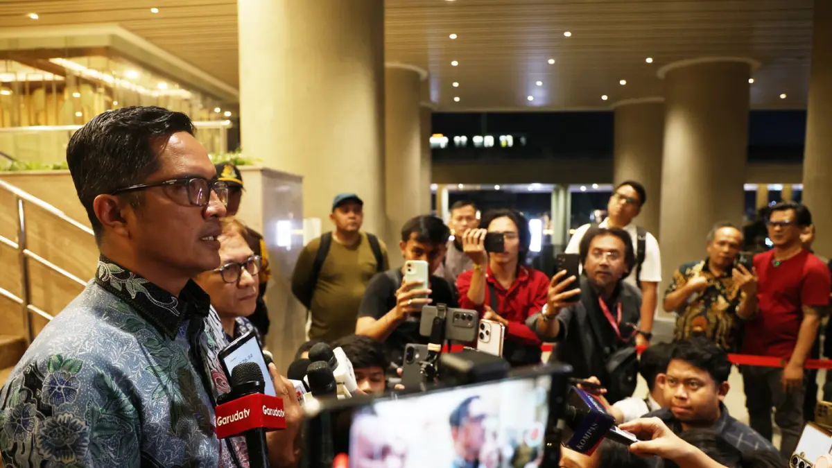 Kuasa hukum mantan Jampidsus Febrie Adriansyah, Febri Diansyah memberikan keterangan pers di Gedung Utama Kejaksaan Agung, Jakarta, Jumat (24/7/2026). (Dery Ridwansah/ JawaPos.com)