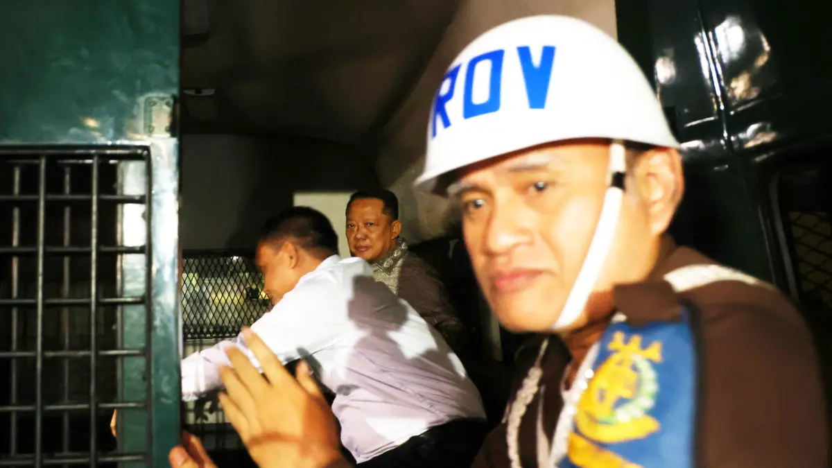 Mantan Jaksa Agung Muda Bidang Tindak Pidana Khusus Febrie Adriansyah menjawab pertanyaan wartawan usai menjalani pemeriksaan di Kejaksaan Agung, Jakarta, Jumat (24/7/2026). (Dery Ridwansah/ JawaPos.com)