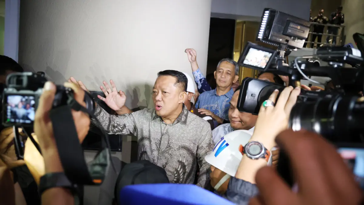 Tak Kenakan Rompi Tahanan, Eks Jampidsus Febrie Adriansyah Resmi Di Tahanan Kejagung - Image