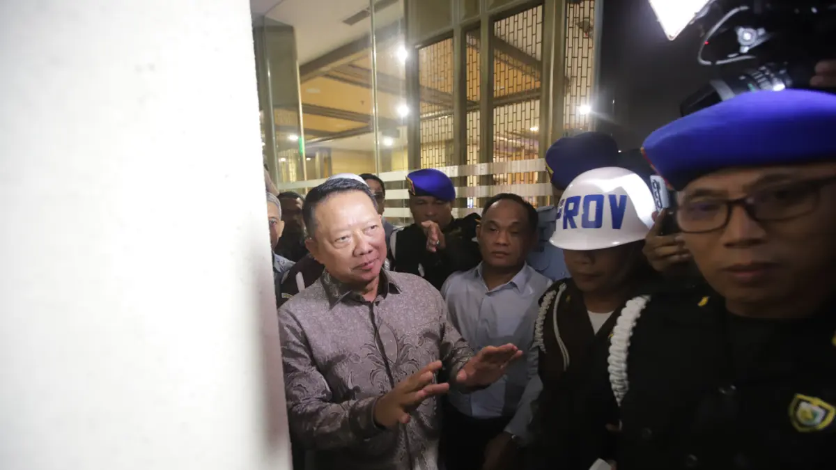 Mantan Jaksa Agung Muda Bidang Tindak Pidana Khusus Febrie Adriansyah menjawab pertanyaan wartawan usai menjalani pemeriksaan di Kejaksaan Agung, Jakarta, Jumat (24/7/2026). (Dery Ridwansah/ JawaPos.com)
