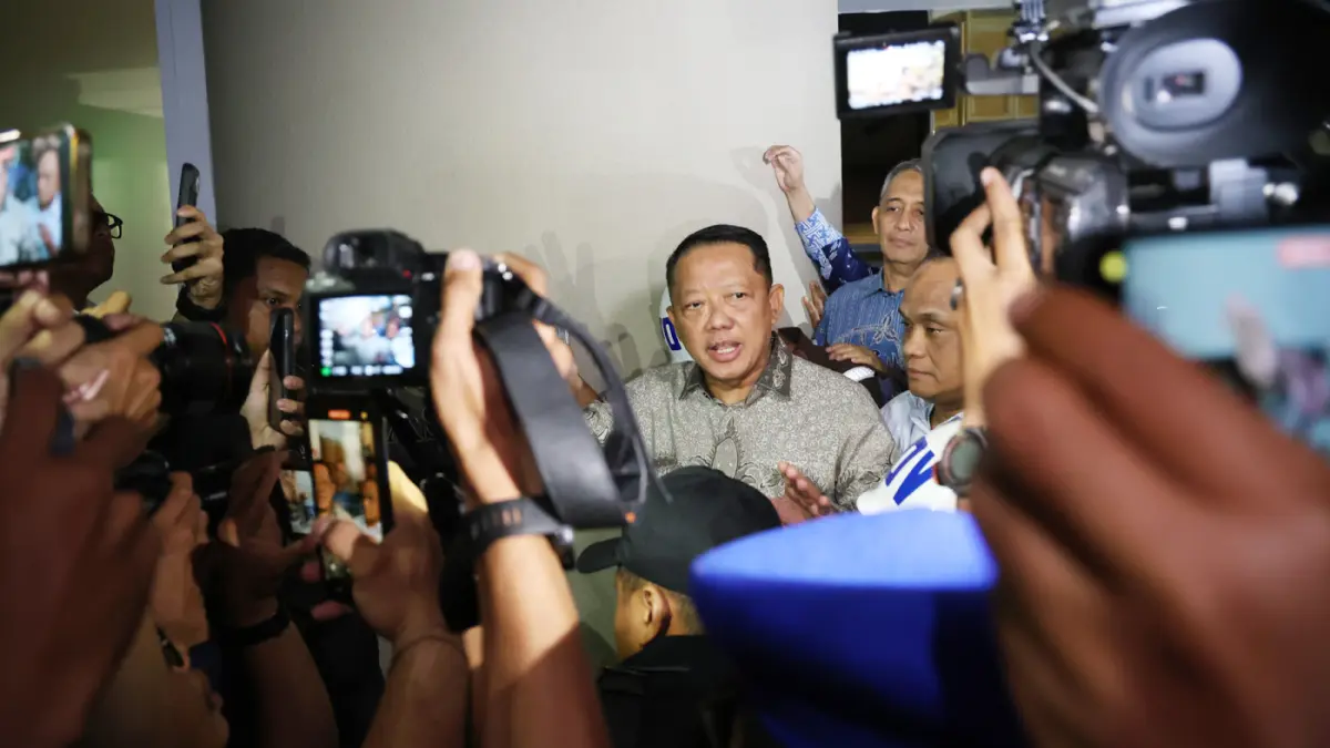 Mantan Jaksa Agung Muda Bidang Tindak Pidana Khusus Febrie Adriansyah menjawab pertanyaan wartawan usai menjalani pemeriksaan di Kejaksaan Agung, Jakarta, Jumat (24/7/2026). (Dery Ridwansah/ JawaPos.com)