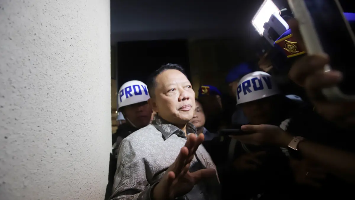 Mantan Jaksa Agung Muda Bidang Tindak Pidana Khusus Febrie Adriansyah menjawab pertanyaan wartawan usai menjalani pemeriksaan di Kejaksaan Agung, Jakarta, Jumat (24/7/2026). (Dery Ridwansah/ JawaPos.com)