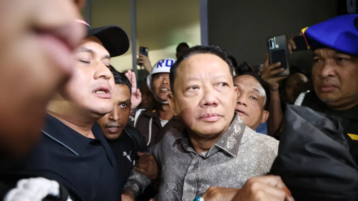 Mantan Jaksa Agung Muda Bidang Tindak Pidana Khusus Febrie Adriansyah menjawab pertanyaan wartawan usai menjalani pemeriksaan di Kejaksaan Agung, Jakarta, Jumat (24/7/2026). (Dery Ridwansah/ JawaPos.com)