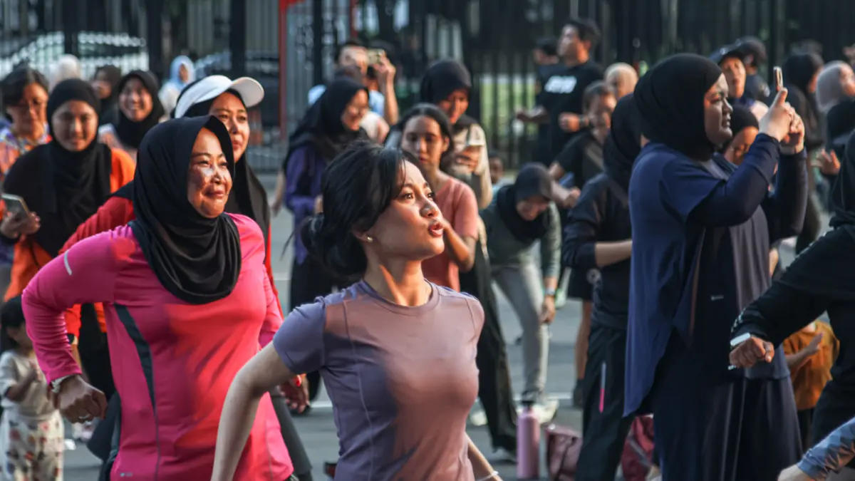 Pengunjung mengikuti aktifitas senam Zumba dalam acara Level Up After Work 2026 yang dihadirkan oleh Enervon Active di Jakarta, Jumat (24/07/2026). (Hanung Hambara/Jawa