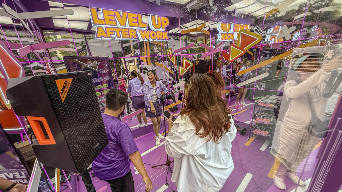 Pengunjung mengikuti aktifitas senam Zumba dalam acara Level Up After Work 2026 yang dihadirkan oleh Enervon Active di Jakarta, Jumat (24/07/2026). (Hanung Hambara/Jawa