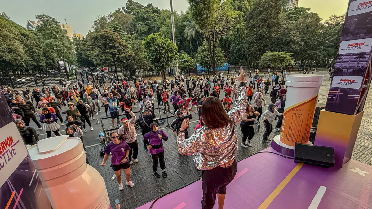 Pengunjung mengikuti aktifitas senam Zumba dalam acara Level Up After Work 2026 yang dihadirkan oleh Enervon Active di Jakarta, Jumat (24/07/2026). (Hanung Hambara/Jawa