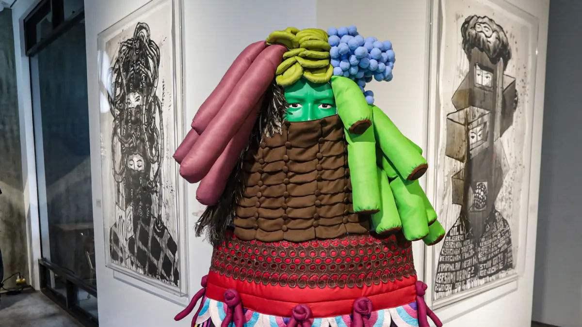 Pengunjung salah satu karya pada pameran Tropical Aliens di Nadi Gallery, Kembangan, Jakarta, Jumat (24/7/2026). (Hanung Hambara/Jawa Pos)