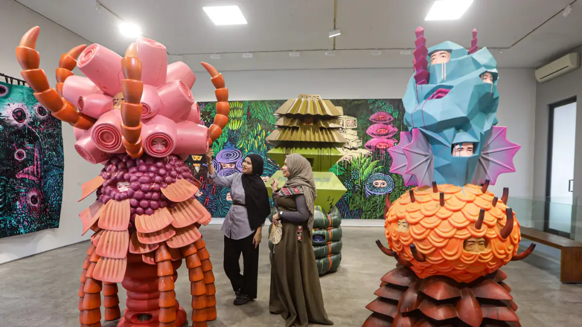 Pengunjung salah satu karya pada pameran Tropical Aliens di Nadi Gallery, Kembangan, Jakarta, Jumat (24/7/2026). (Hanung Hambara/Jawa Pos)